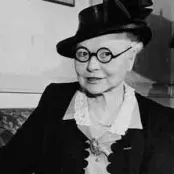 CC BY-SA 4.0 Als presidente van de Medical Women's International Association in gesprek met haar voorgangster, Dr. Esther Lovjo (r.). Foto door onbekende fotograaf, 1948 (coll. Atria)