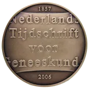 NTvG boekenkast met slang; De voorzijde van de penning is als een vergrootglas waarmee de tekst wordt bekeken. Het vergrootglas symboliseert wetenschappelijke nieuwsgierigheid en een een kritische blik. Het beeld dat ermee wordt verkregen is echter niet compleet en enigszins vertekend. Op de keerzijde staat een gedeelte van de boekenkast op de kamer van de hoofdredacteur, met daarin alle jaargangen van het Tijdschrift. Het klassieke symbool van de klinische geneeskunde, de esculaapslang met staf, waart rond