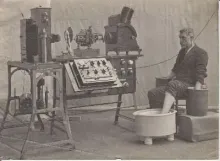 patient aangesloten op Cambridge ECG apparaat Maker: Cambridge Scientific Instrument Company, Copyright Rijksmuseum Boerhaave Leiden